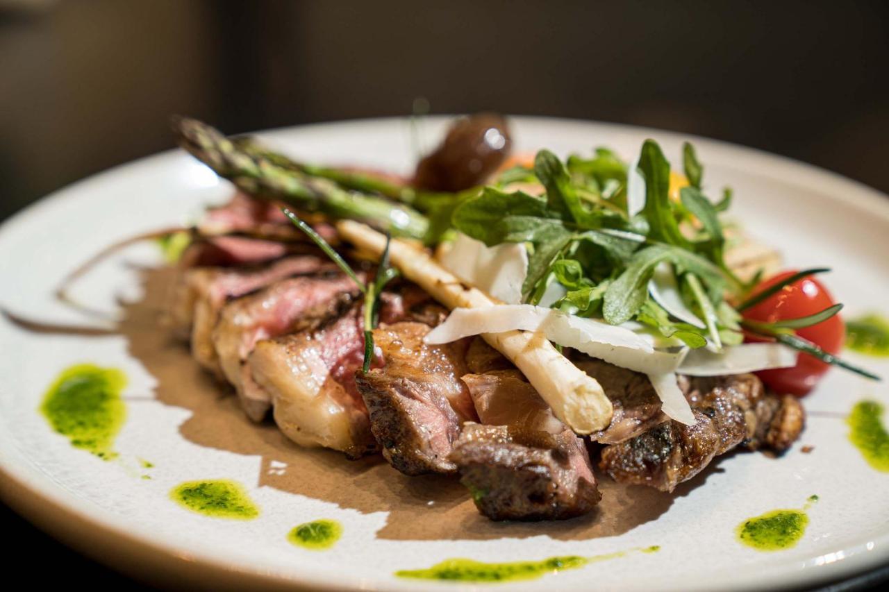 Peppers Waymouth Hotel Adelaide Kültér fotó A steak prepared with a balsamic glaze
