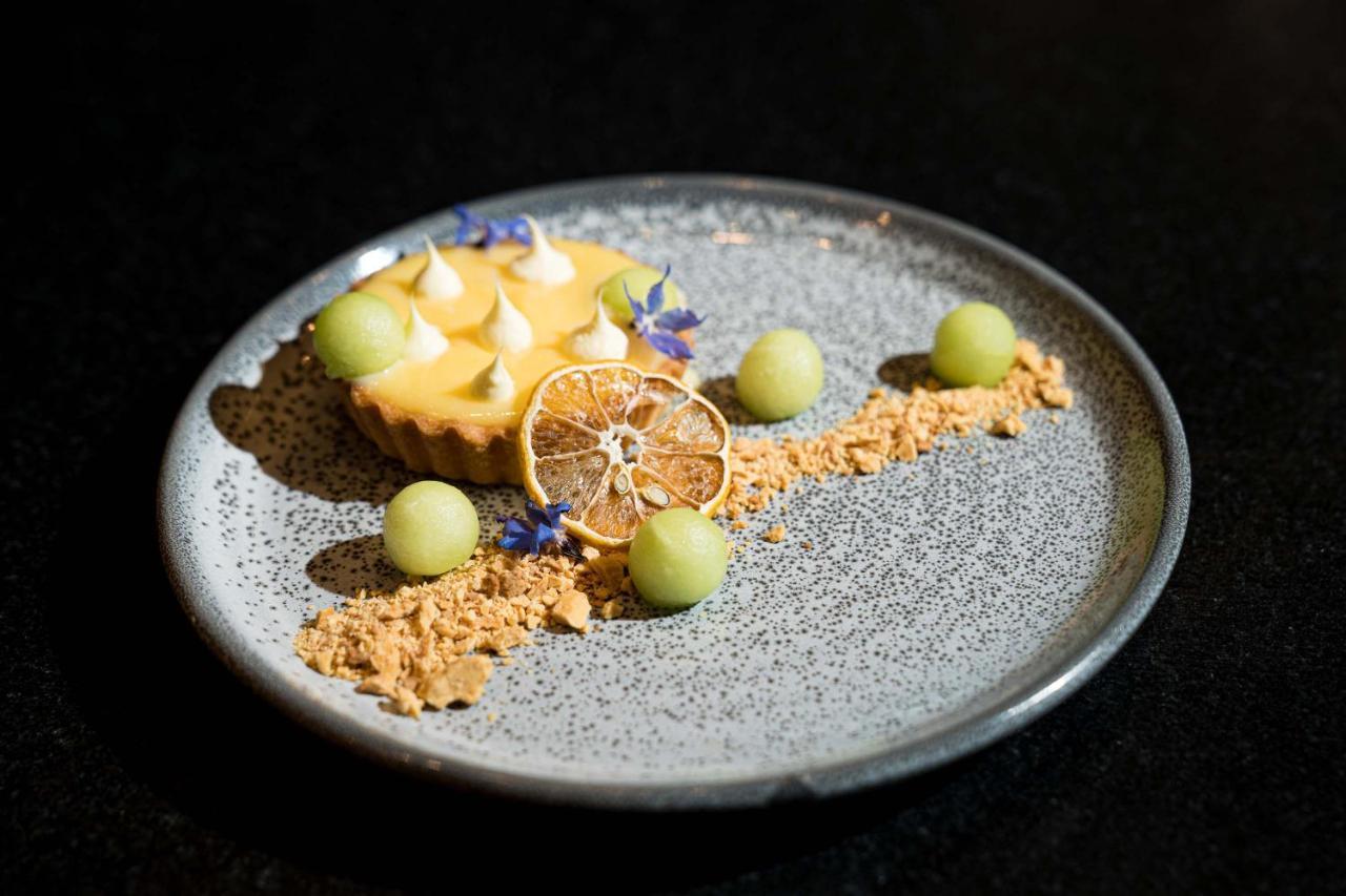 Peppers Waymouth Hotel Adelaide Kültér fotó A lemon meringue tart