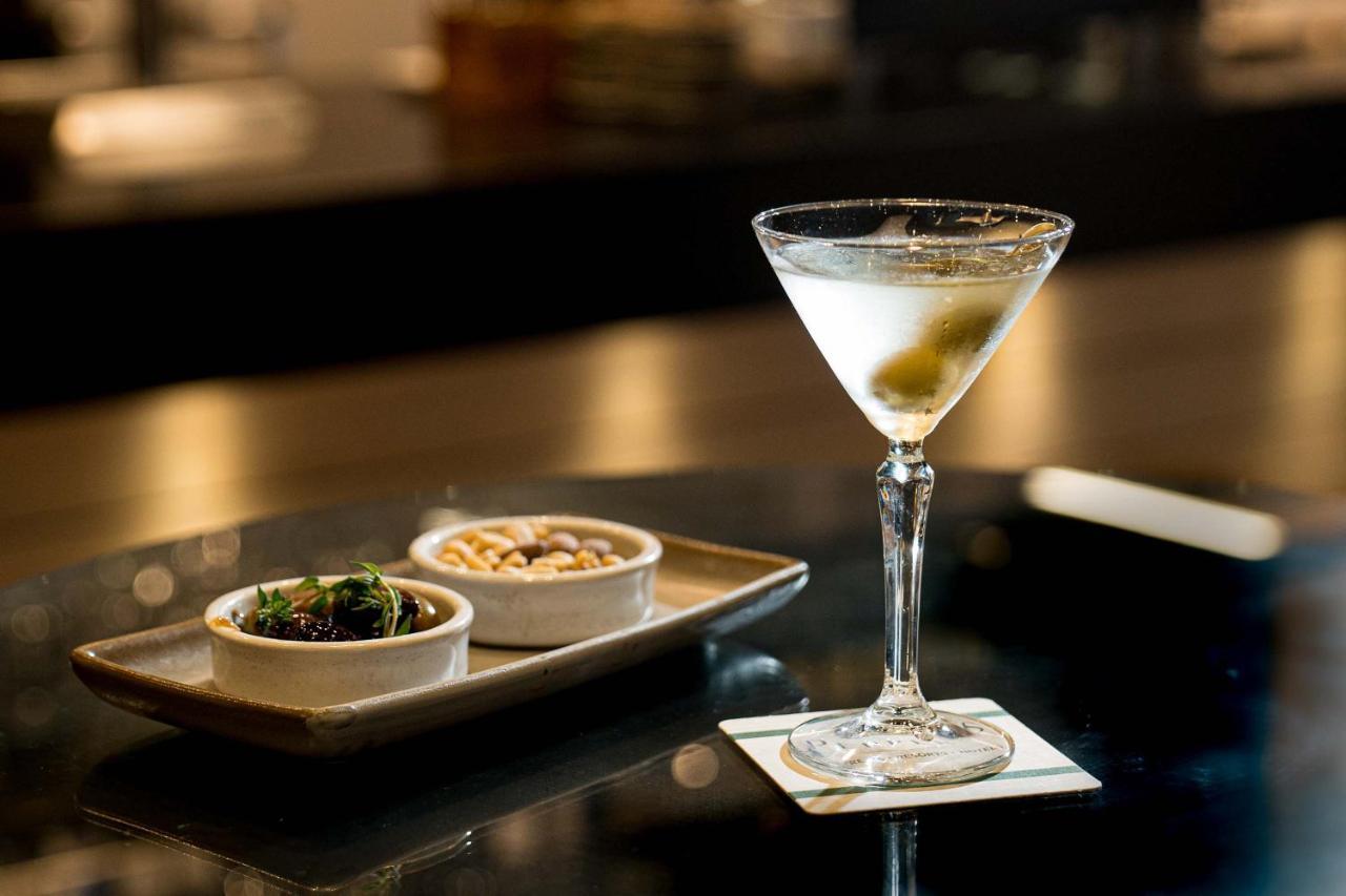 Peppers Waymouth Hotel Adelaide Kültér fotó A Vesper cocktail