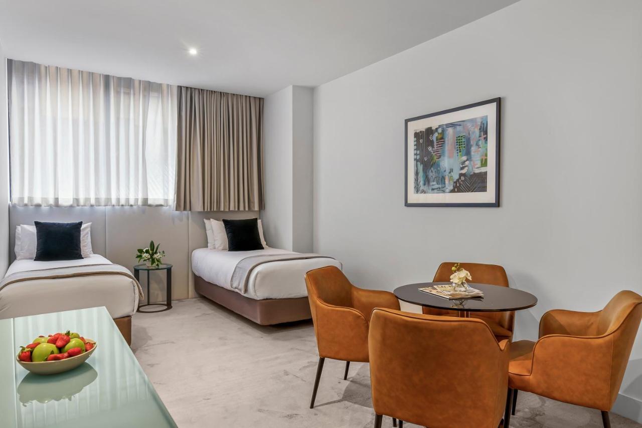 Peppers Waymouth Hotel Adelaide Kültér fotó A suite at the hotel