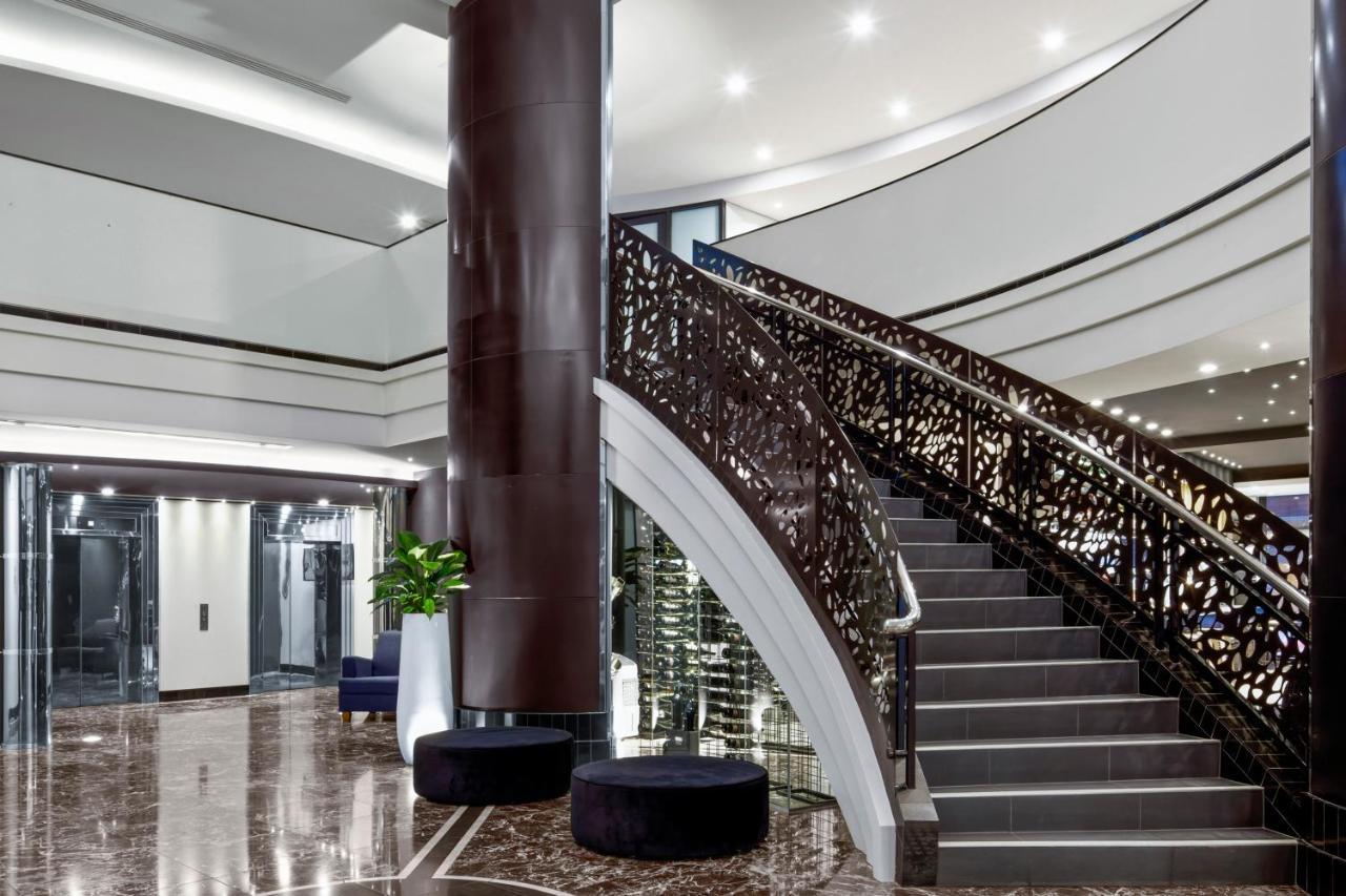 Peppers Waymouth Hotel Adelaide Kültér fotó The staircase at the lobby